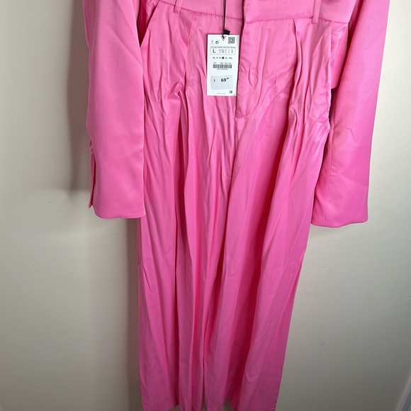 Beauties pink satin suit - Picture 4 of 4